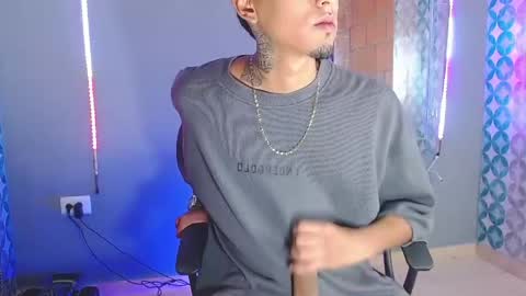 Snapshot of liiaam_lee_ chatting on May 12, 8:17 pm Daniel online show from May 12, 8:17 pm