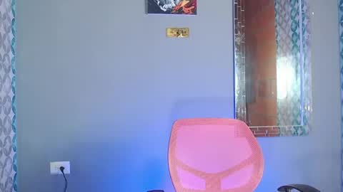 Snapshot of liiaam_lee_ chatting on May 22, 11:43 pm Daniel online show from May 22, 11:43 pm