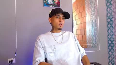 Snapshot of liiaam_lee_ chatting on May 26, 9:44 pm Daniel online show from May 26, 9:44 pm