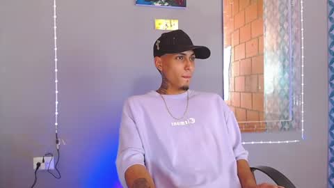 Snapshot of liiaam_lee_ chatting on June 18, 9:19 pm Daniel online show from June 18, 9:19 pm