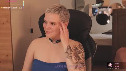 likaaberry online show from November 28, 1:47 pm