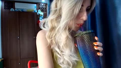 Snapshot of like_firebird chatting on March 10, 10:04 am Mia Onlyfans link - online show from March 10, 10:04 am