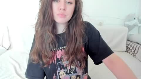 Snapshot of lil_foxy999 chatting on June 23, 1:42 pm Alisa online show from June 23, 1:42 pm
