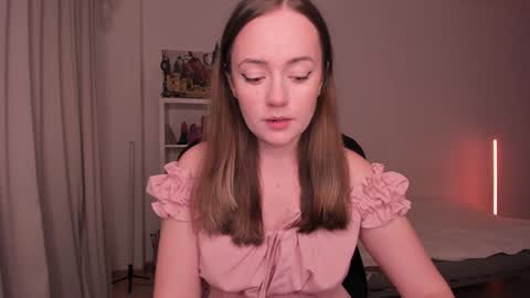 Snapshot of lil_happiness chatting on February 5, 6:37 pm for free registration 3 online show from February 5, 6:37 pm