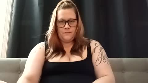 Snapshot of lil_nelli8 chatting on October 4, 6:44 am lil_nelli8 online show from October 4, 6:44 am