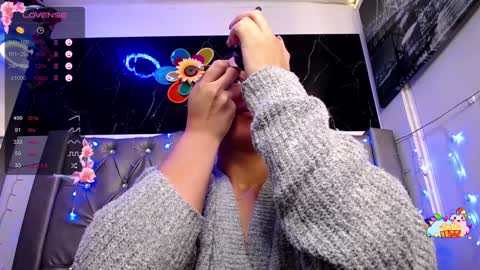 Snapshot of lila_gummy_ chatting on December 3, 1:43 pm online show from December 3, 1:43 pm
