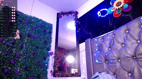 Snapshot of lila_gummy_ chatting on December 7, 10:56 am online show from December 7, 10:56 am