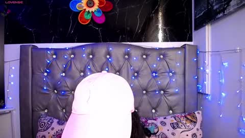Snapshot of lila_gummy_ chatting on December 12, 6:53 pm online show from December 12, 6:53 pm