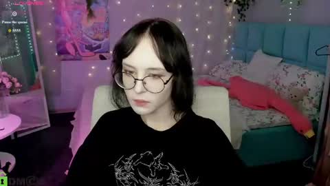 Snapshot of lilac_muse chatting on July 23, 11:30 am Lili online show from July 23, 11:30 am