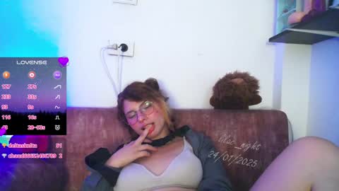 Snapshot of lilac_night chatting on January 24, 2:08 pm Jen online show from January 24, 2:08 pm