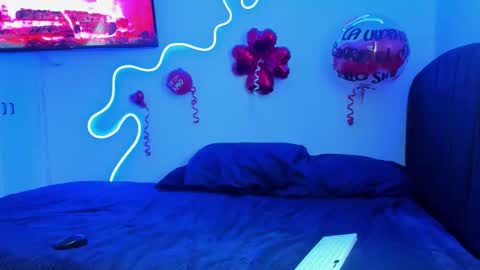 lili_evanss online show from February 14, 6:15 pm