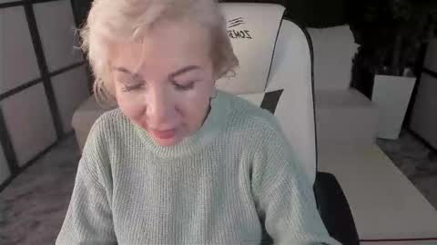 Snapshot of lilia_moons chatting on November 14, 8:24 am Lilia online show from November 14, 8:24 am