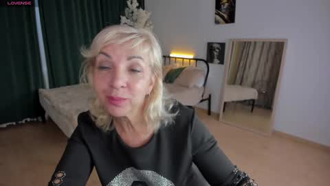 Snapshot of lilia_moons chatting on November 18, 9:36 am Lilia online show from November 18, 9:36 am