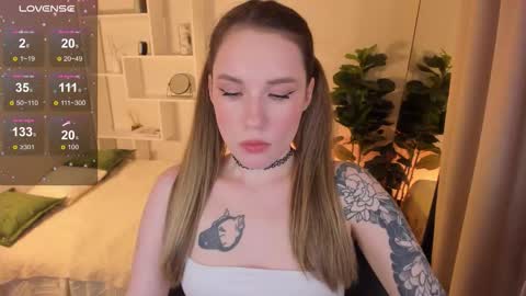 Snapshot of liliamagdalena chatting on November 20, 1:28 am Lily online show from November 20, 1:28 am