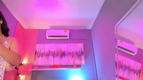 holis soy lily chang no olvides el pulgar arriba es muy importante para mi 3 independent model online show from February 13, 7:54 pm