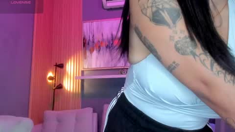 Snapshot of lilian_vergara chatting on June 8, 6:30 pm holis soy lily chang no olvides el pulgar arriba es muy importante para mi 3 independent model online show from June 8, 6:30 pm