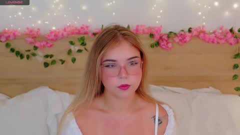 Snapshot of lilith_bonheur chatting on December 4, 9:34 pm Lilith Bonheur online show from December 4, 9:34 pm