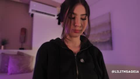 lilith_sage_ online show from November 14, 12:37 pm
