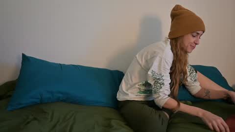 L online show from December 3, 4:50 pm