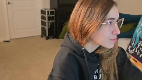 L online show from December 15, 1:00 pm