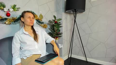 Snapshot of lillian_white1 chatting on January 13, 4:28 am lillian_white1 online show from January 13, 4:28 am