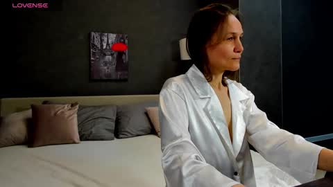 Snapshot of lillian_white1 chatting on February 25, 3:05 pm lillian_white1 online show from February 25, 3:05 pm