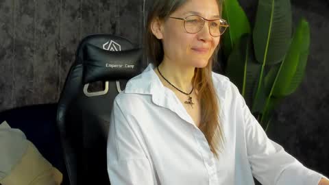 lillian_white1 online show from May 2, 12:59 am