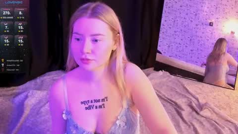 Snapshot of lillie_berry chatting on November 15, 4:43 am lillie_berry online show from November 15, 4:43 am