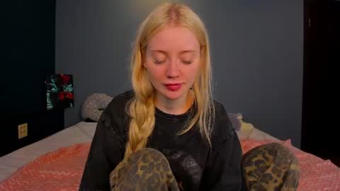 lillie_berry online show from July 12, 5:09 am