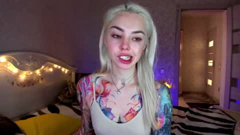 LilliMoore online show from June 18, 6:02 am