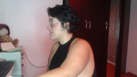 Snapshot of lillithsinclair_nom chatting on April 13, 2:50 am lillith online show from April 13, 2:50 am