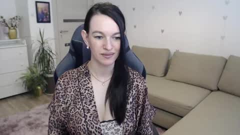 lilliyves online show from May 23, 5:28 pm