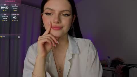 Snapshot of lillly_meow_ chatting on May 7, 9:20 pm Lilia online show from May 7, 9:20 pm