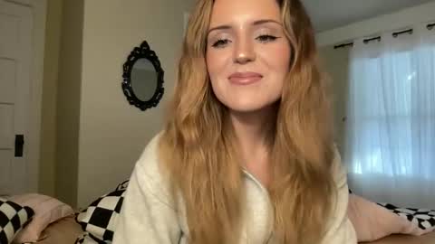 Snapshot of lilly_adams88 chatting on June 8, 11:16 pm lilly_adams88 online show from June 8, 11:16 pm