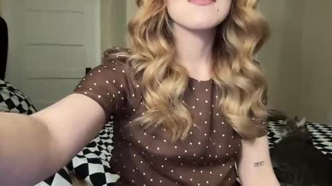 Snapshot of lilly_adams88 chatting on June 10, 2:45 am lilly_adams88 online show from June 10, 2:45 am