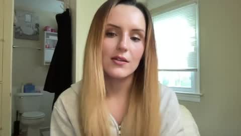 Snapshot of lilly_adams88 chatting on June 21, 11:18 pm lilly_adams88 online show from June 21, 11:18 pm