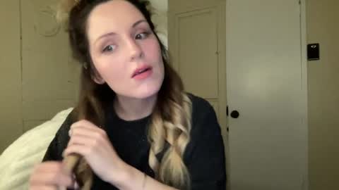 Snapshot of lilly_adams88 chatting on June 28, 1:22 am lilly_adams88 online show from June 28, 1:22 am