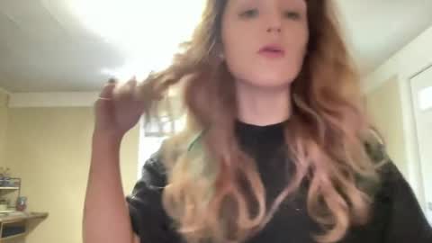 Snapshot of lilly_adams88 chatting on July 18, 9:29 pm lilly_adams88 online show from July 18, 9:29 pm