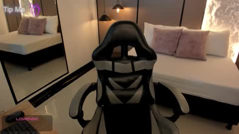 L I L L Y online show from December 17, 12:11 pm