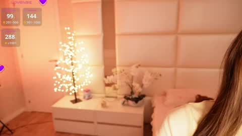 Snapshot of lilly_colins chatting on May 7, 8:03 pm Lilly Colins online show from May 7, 8:03 pm