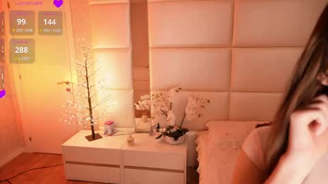 Snapshot of lilly_colins chatting on May 18, 7:52 pm Lilly Colins online show from May 18, 7:52 pm