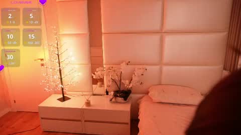 Lilly Colins online show from July 5, 9:33 pm