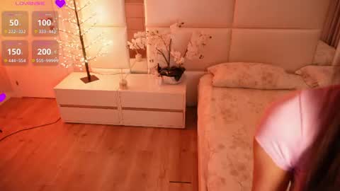 Lilly Colins online show from July 13, 8:00 pm