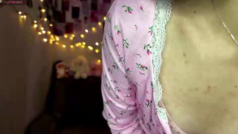 Snapshot of lilly_lilithh chatting on July 2, 4:07 am Lilith online show from July 2, 4:07 am