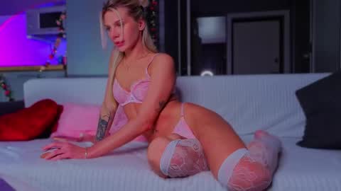 lilly_lux online show from April 30, 2:01 pm