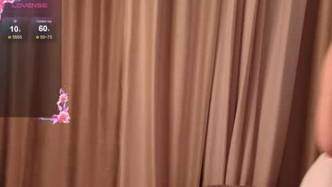 lilly_royse online show from October 22, 6:35 am