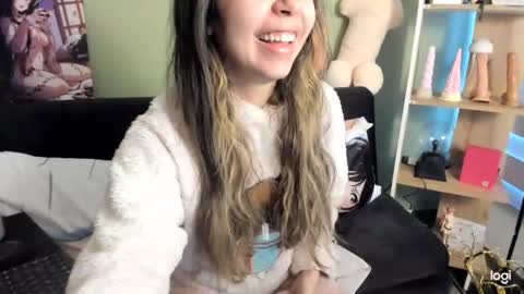 Snapshot of lilly_sweet02 chatting on February 8, 10:57 pm lilly_sweet02 online show from February 8, 10:57 pm