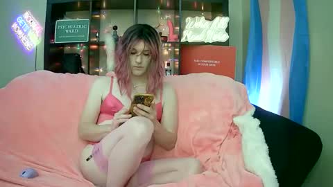 Snapshot of lillyvtrap chatting on September 28, 11:21 pm lillyVonT online show from September 28, 11:21 pm