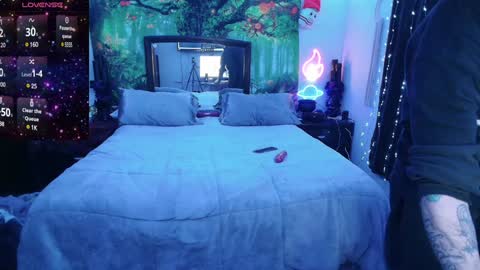Snapshot of lilwitchplay chatting on December 8, 6:43 am LilWitchPlay online show from December 8, 6:43 am