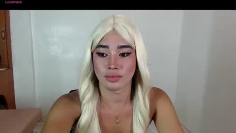 Snapshot of lily_darling chatting on October 23, 11:42 am Lily Darling online show from October 23, 11:42 am